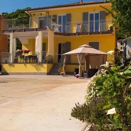 Le Gemme Con Parcheggio E Giardino Bed & Breakfast 3*